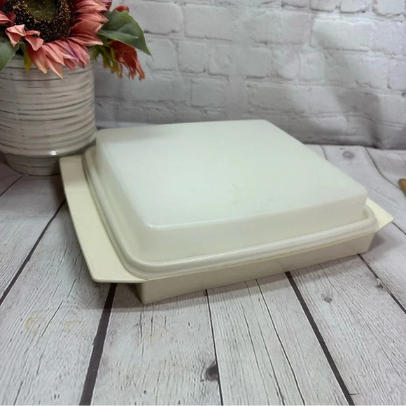Vintage Tupperware Egg tray almond with white trays - Picture 1 of 6